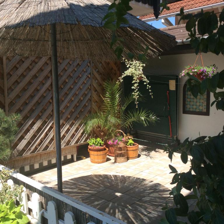Vonkajšia záhrada v ubytovaní Gyöngyi Apartman