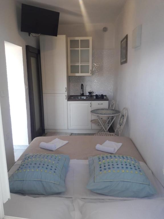 Posteľ alebo postele v izbe v ubytovaní Robinson Medvidina Small room