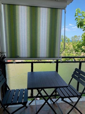 クロトーネにあるAppartamento vicino mareの窓付きのポーチに椅子とテーブル