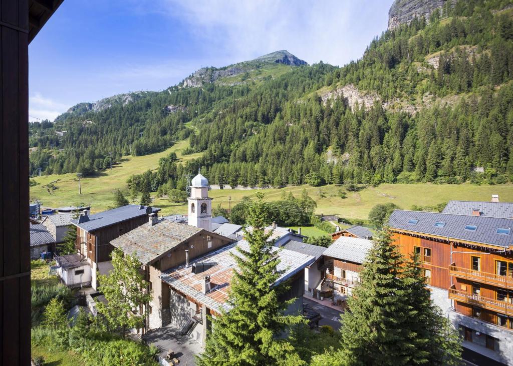 une vue aérienne d'une petite ville dans les montagnes dans l'établissement Hôtel Club mmv Les Brévières ****, à Tignes