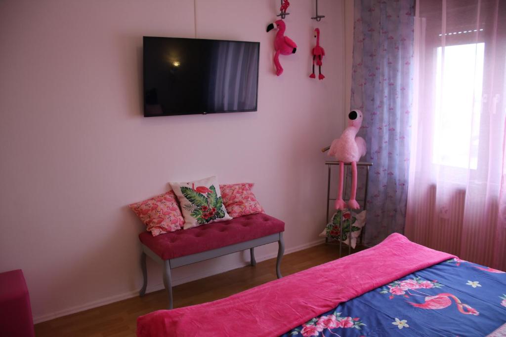 Μια τηλεόραση ή/και κέντρο ψυχαγωγίας στο Pink Flamingo Nest - unique design apartment