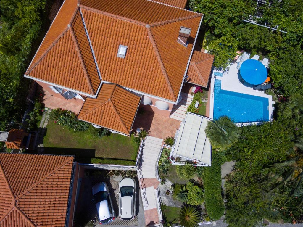 Una vista aérea de una casa con piscina. en Villa Gemma, en Mlini
