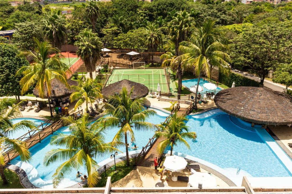 uma vista superior para uma piscina com um campo de ténis em Apartamento Le Jardin em Caldas Novas