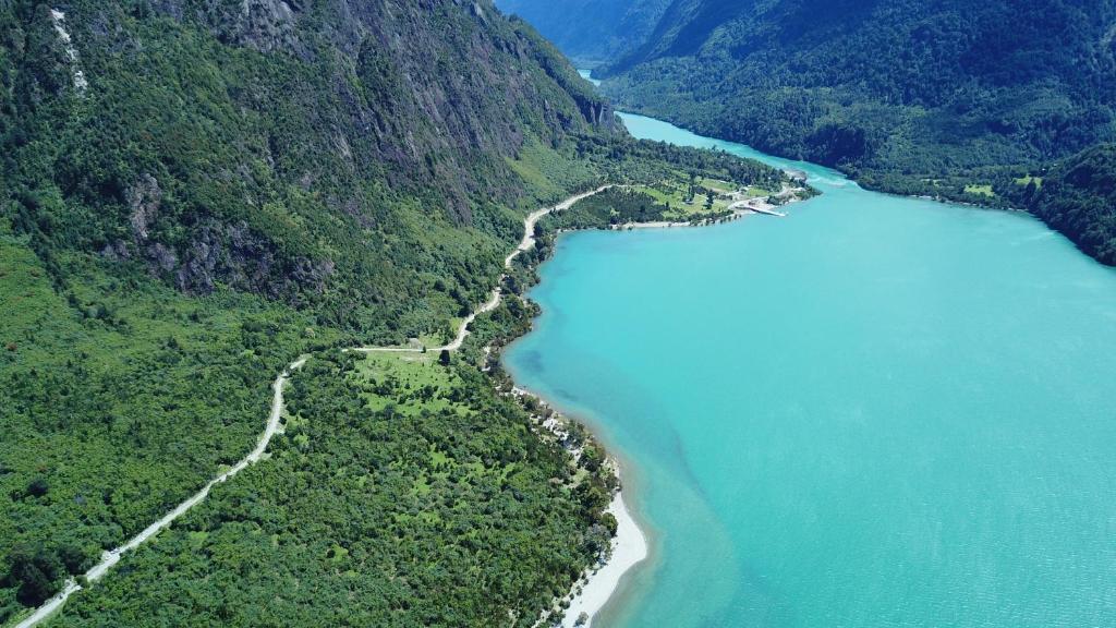 uma vista aérea de uma massa de água junto a uma montanha em Base Puelo em Cochamó