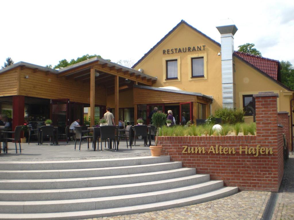 a restaurant with stairs in front of a building at Zum Alten Hafen in Rathenow