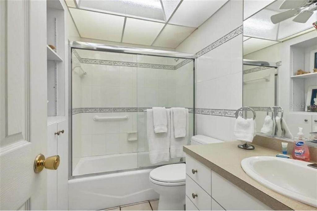 Ванная комната в Siesta Key Escape Ground Floor Steps to Heated Pool and Free Trolley