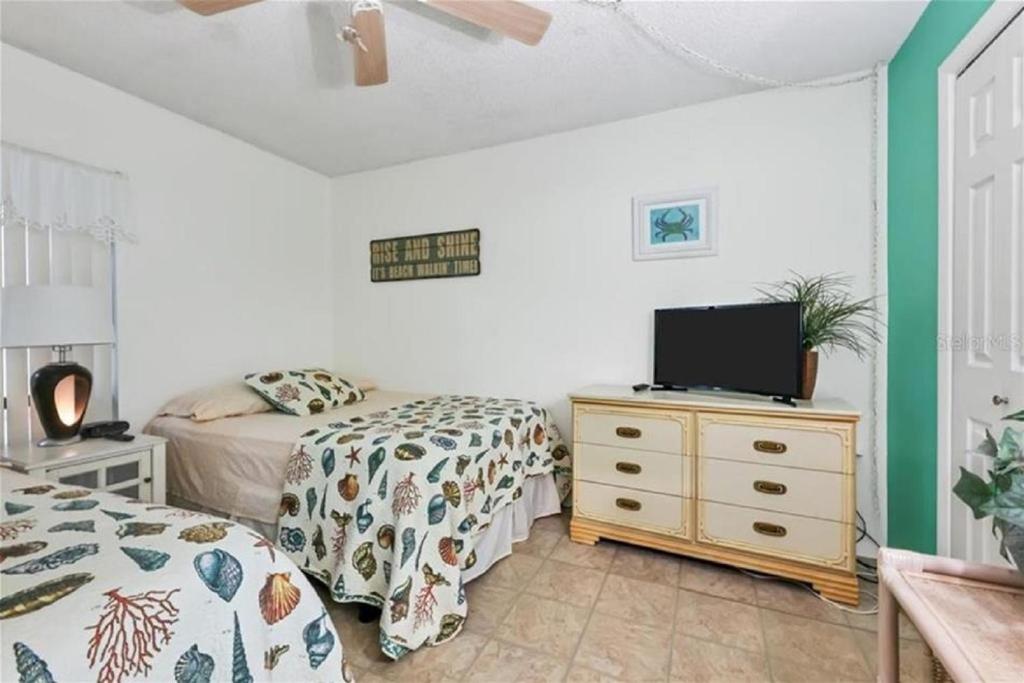 Телевизор и/или развлекательный центр в Siesta Key Escape Ground Floor Steps to Heated Pool and Free Trolley