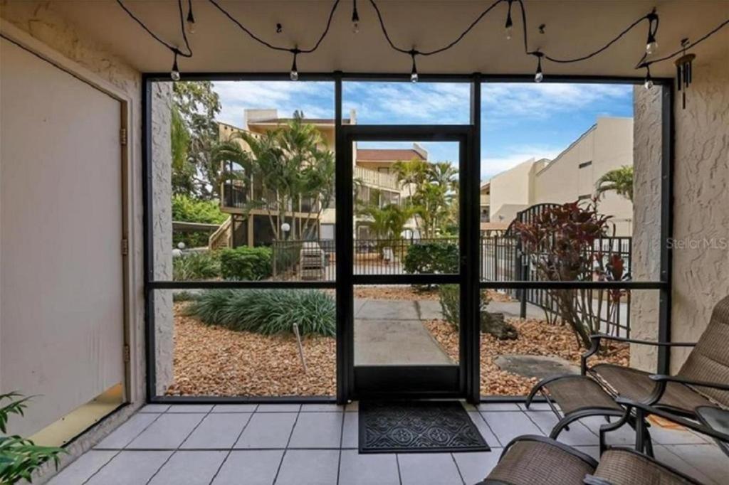 Сад в Siesta Key Escape Ground Floor Steps to Heated Pool and Free Trolley