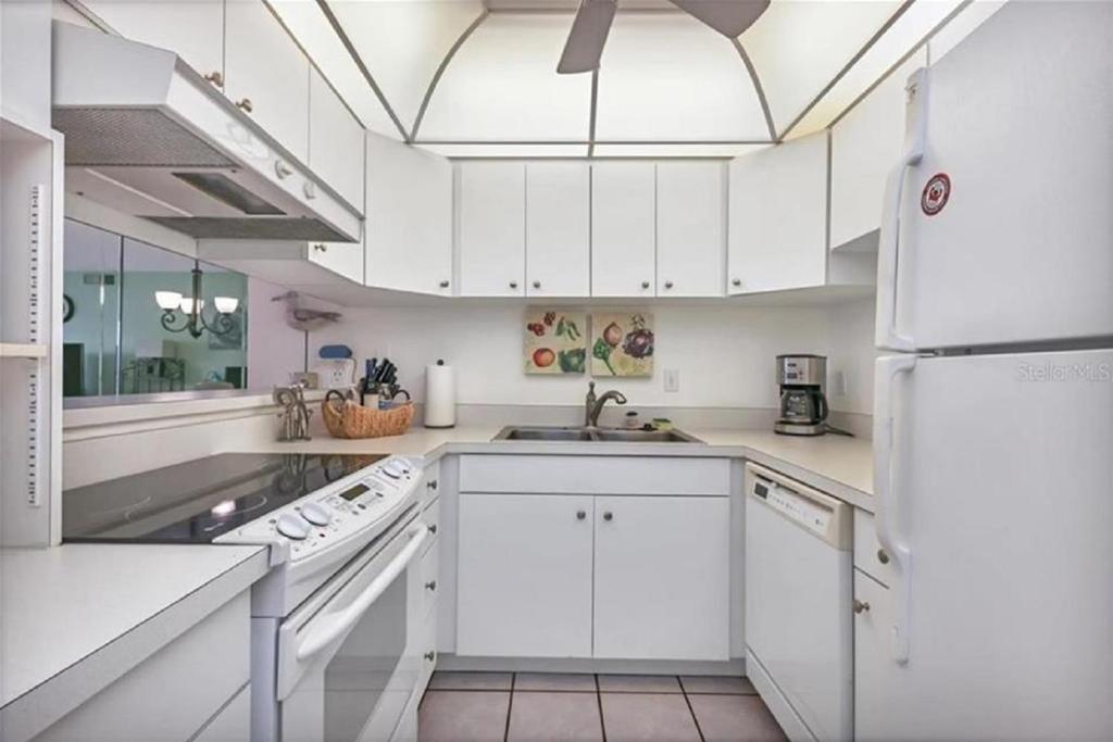Кухня или мини-кухня в Siesta Key Escape Ground Floor Steps to Heated Pool and Free Trolley
