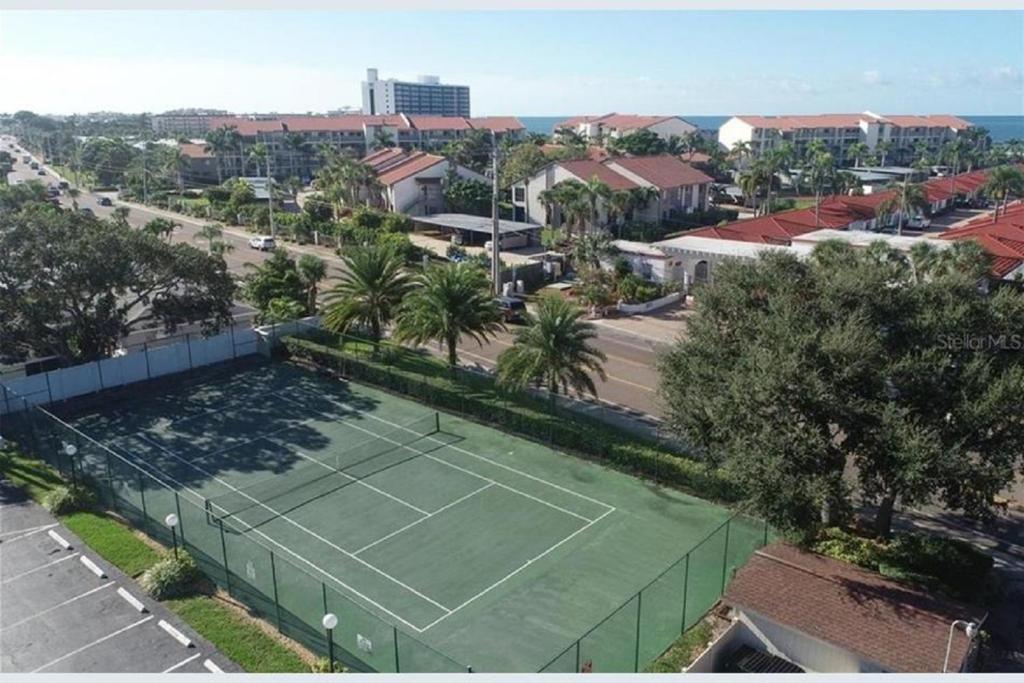 Теннис и/или сквош на территории Siesta Key Escape Ground Floor Steps to Heated Pool and Free Trolley или поблизости