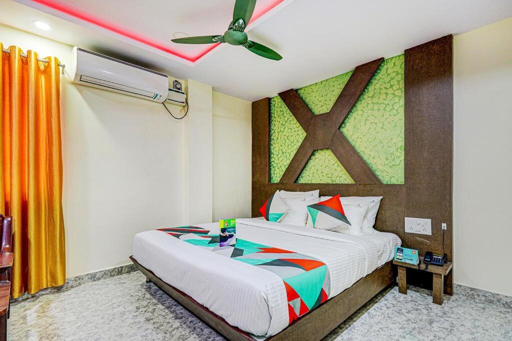 - une chambre avec un lit et un ventilateur de plafond dans l'établissement The K11 Hotels - T Nagar, à Chennai