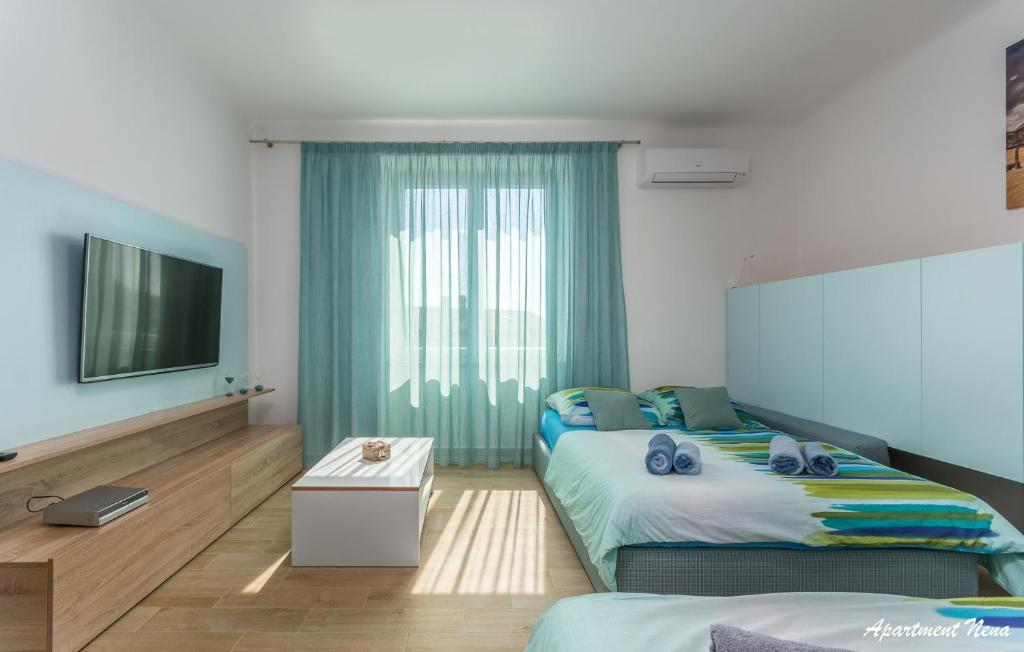 Telewizja i/lub zestaw kina domowego w obiekcie Apartmani Nena i Ilka