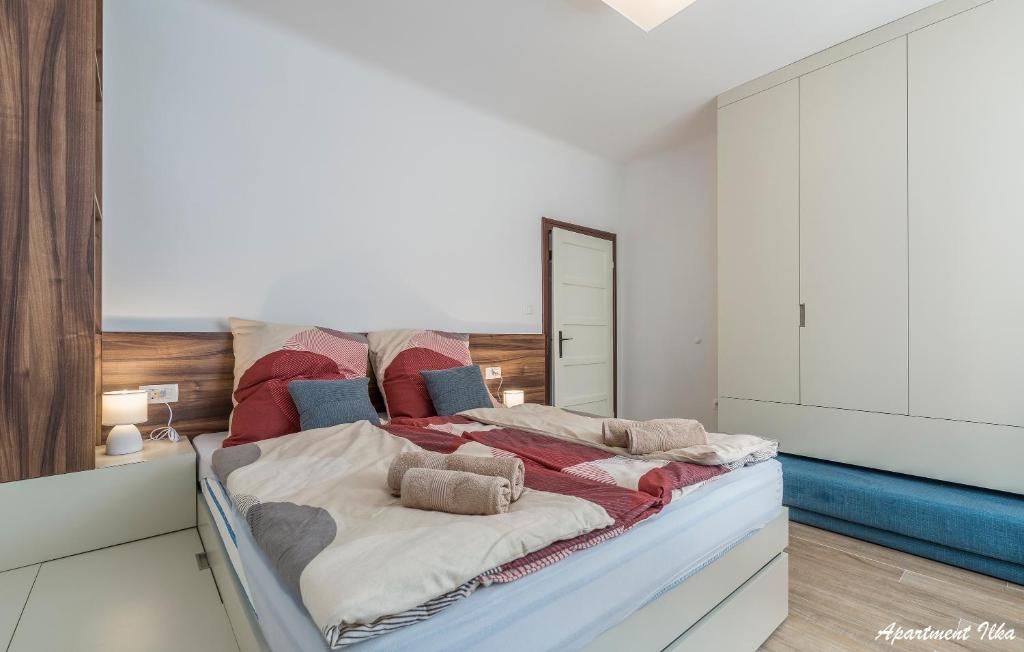 Łóżko lub łóżka w pokoju w obiekcie Apartmani Nena i Ilka