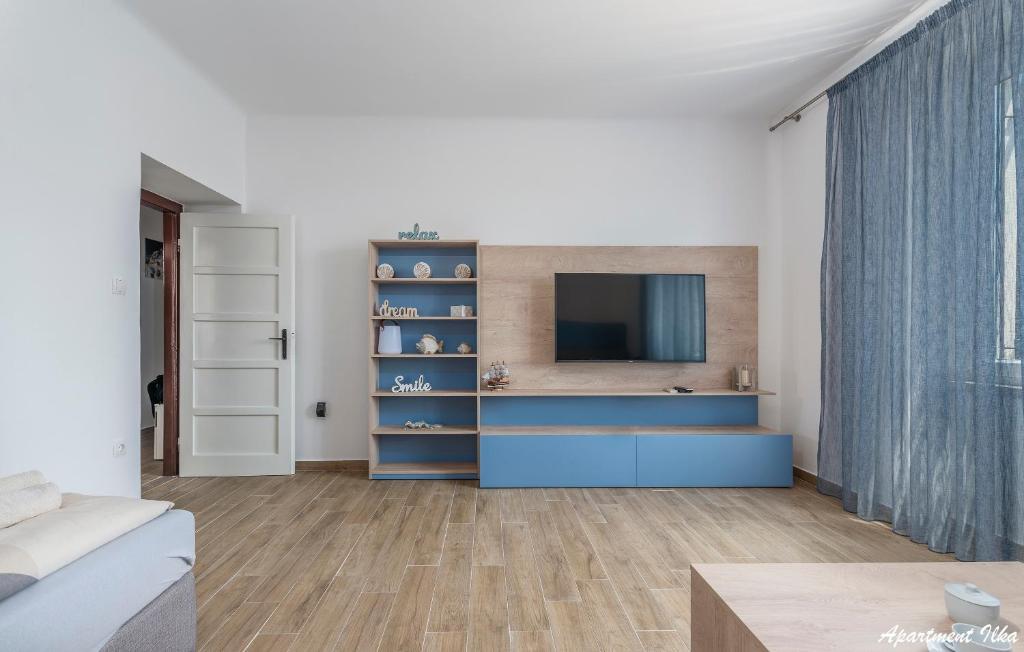 Telewizja i/lub zestaw kina domowego w obiekcie Apartmani Nena i Ilka
