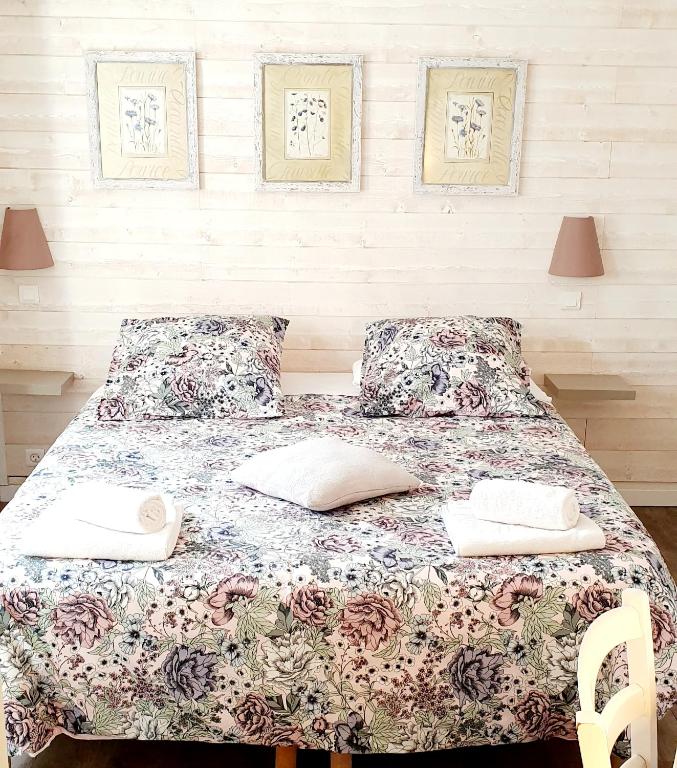 Postel nebo postele na pokoji v ubytování Hôtel Auberge Provençale