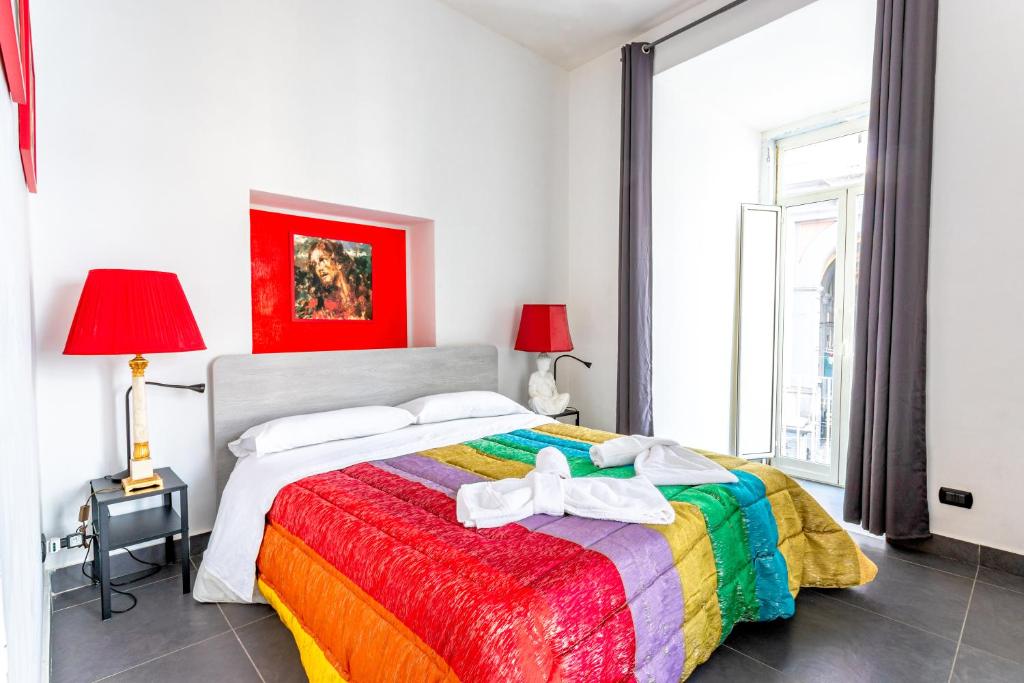 una camera con un letto con una coperta colorata di Arka Apartments a Napoli