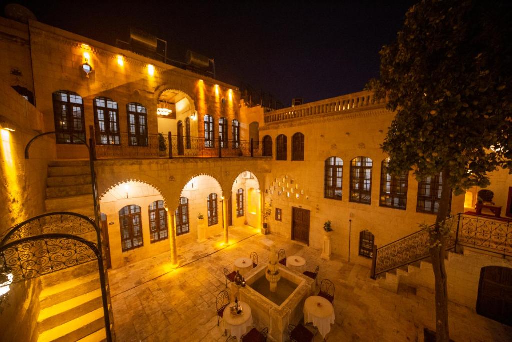 ein altes Gebäude mit einem Innenhof in der Nacht in der Unterkunft Hayatlı Konak in Şanlıurfa