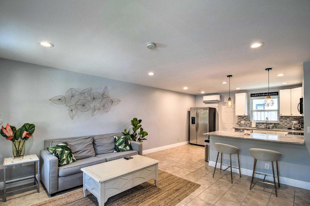 Pet-Friendly Palm Beach Pad - 1 Mi to the Ocean! - Housity