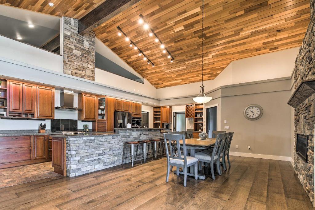 Mendenhall Valley Escape with Furnished Deck!, Juneau (updated prices 2024)