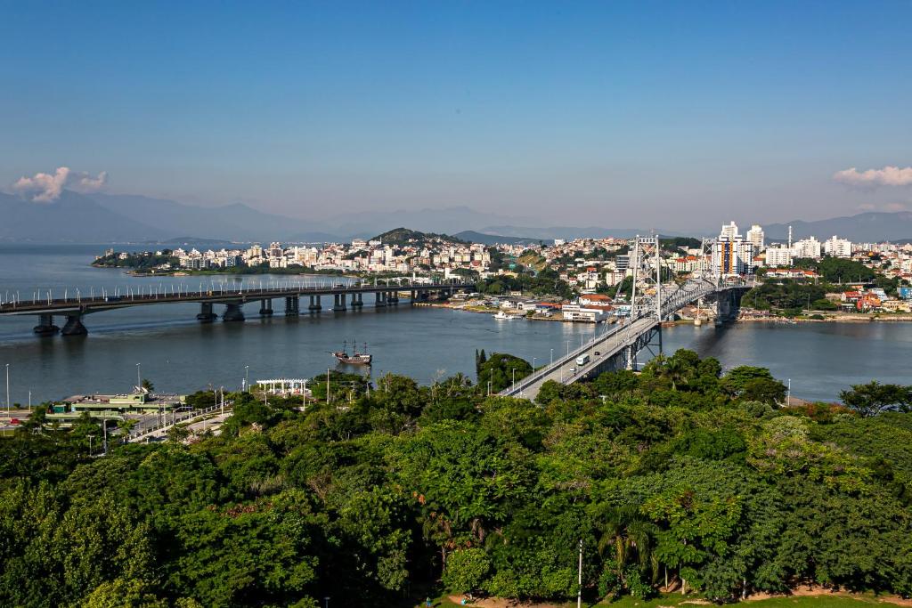  Apto bem localizado em edifício com piscina LIN203