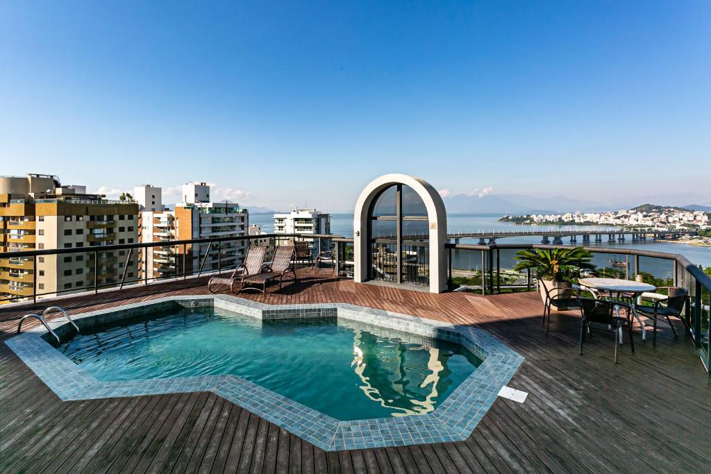 Apto bem localizado em edifício com piscina LIN203