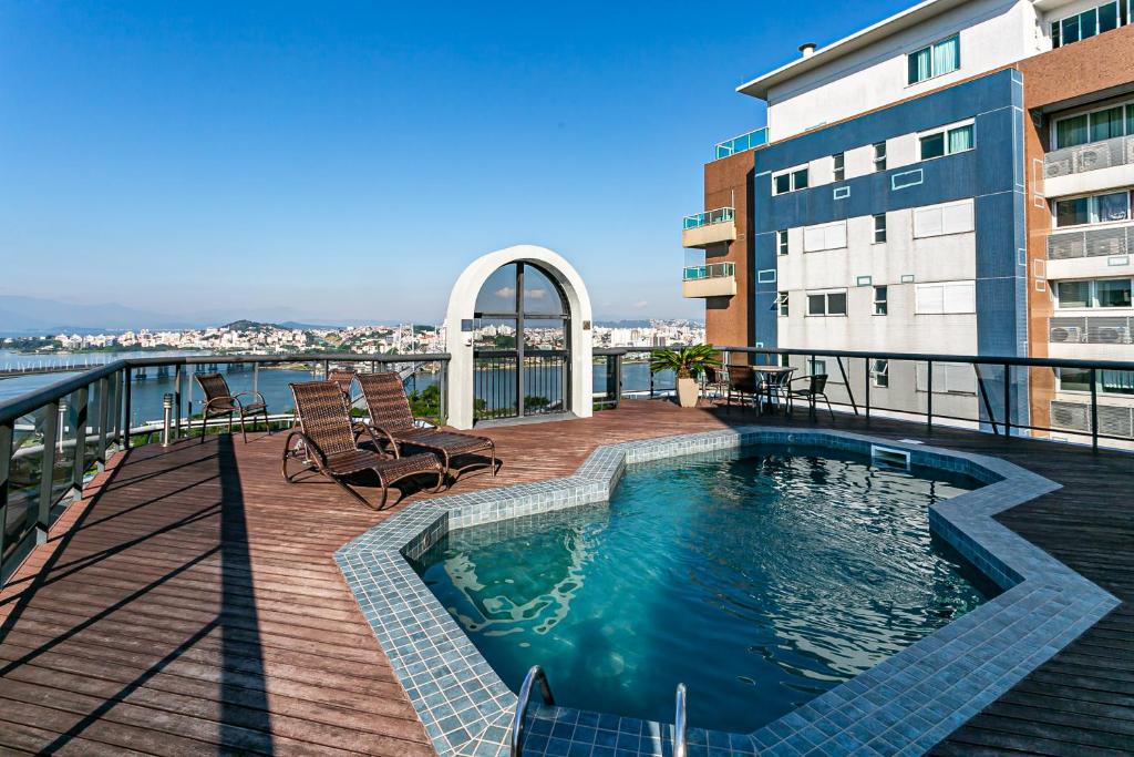  Apto bem localizado em edifício com piscina LIN203
