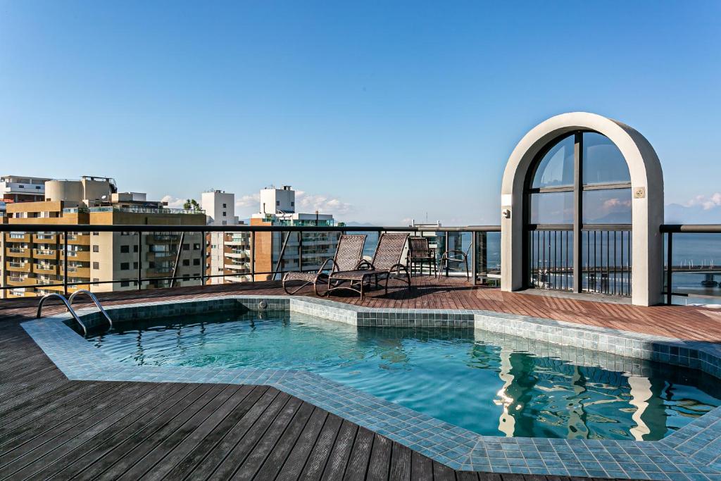  Apto bem localizado em edifício com piscina LIN203