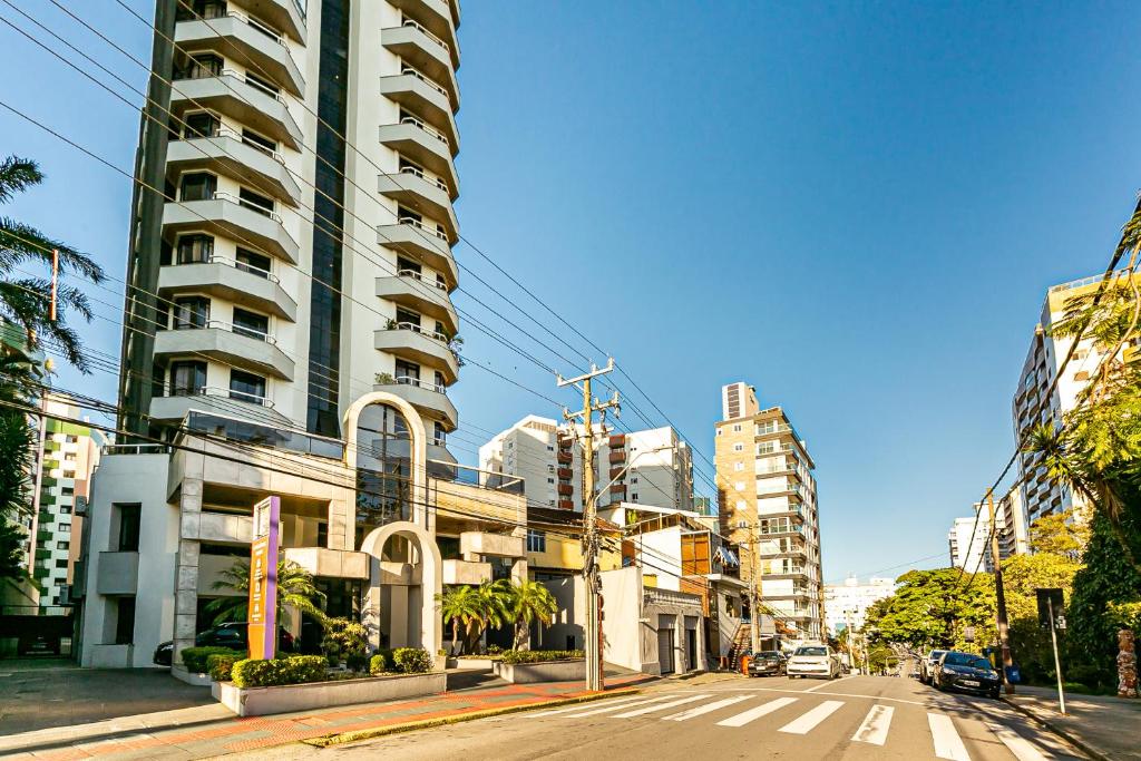  Apto bem localizado em edifício com piscina LIN203