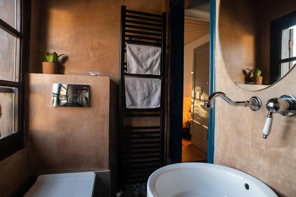 Koupelna v ubytování Philos Guesthouse
