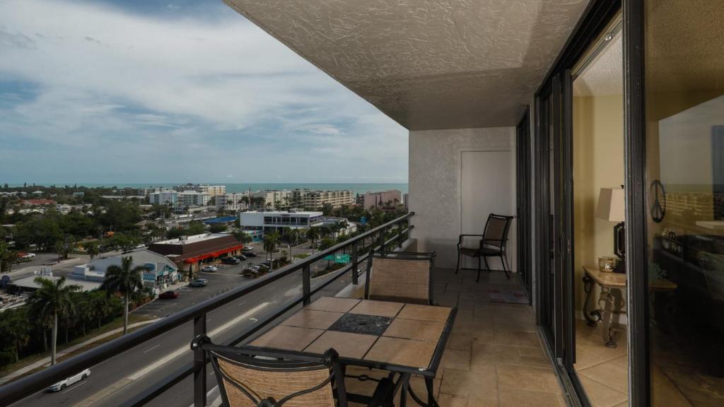 Luxury Contemporary Style Apartment on The Anchorage, Siesta Key