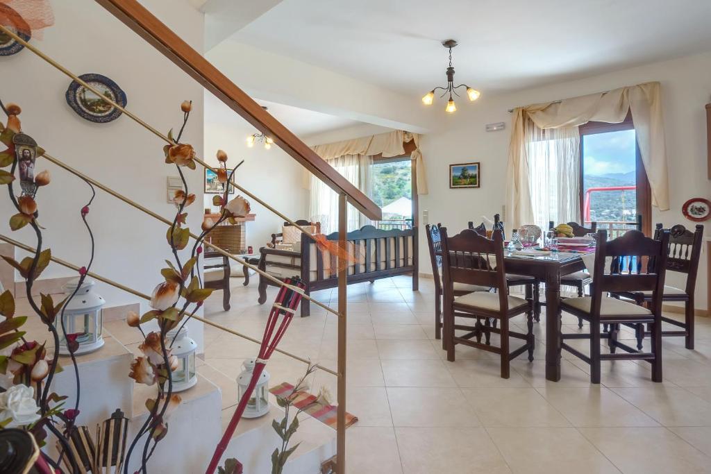 Posezení v ubytování Triopetra Luxury Villas Fournou Lago