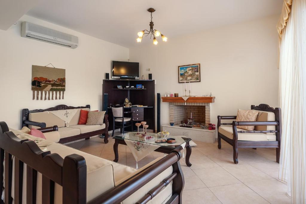 Posezení v ubytování Triopetra Luxury Villas Fournou Lago