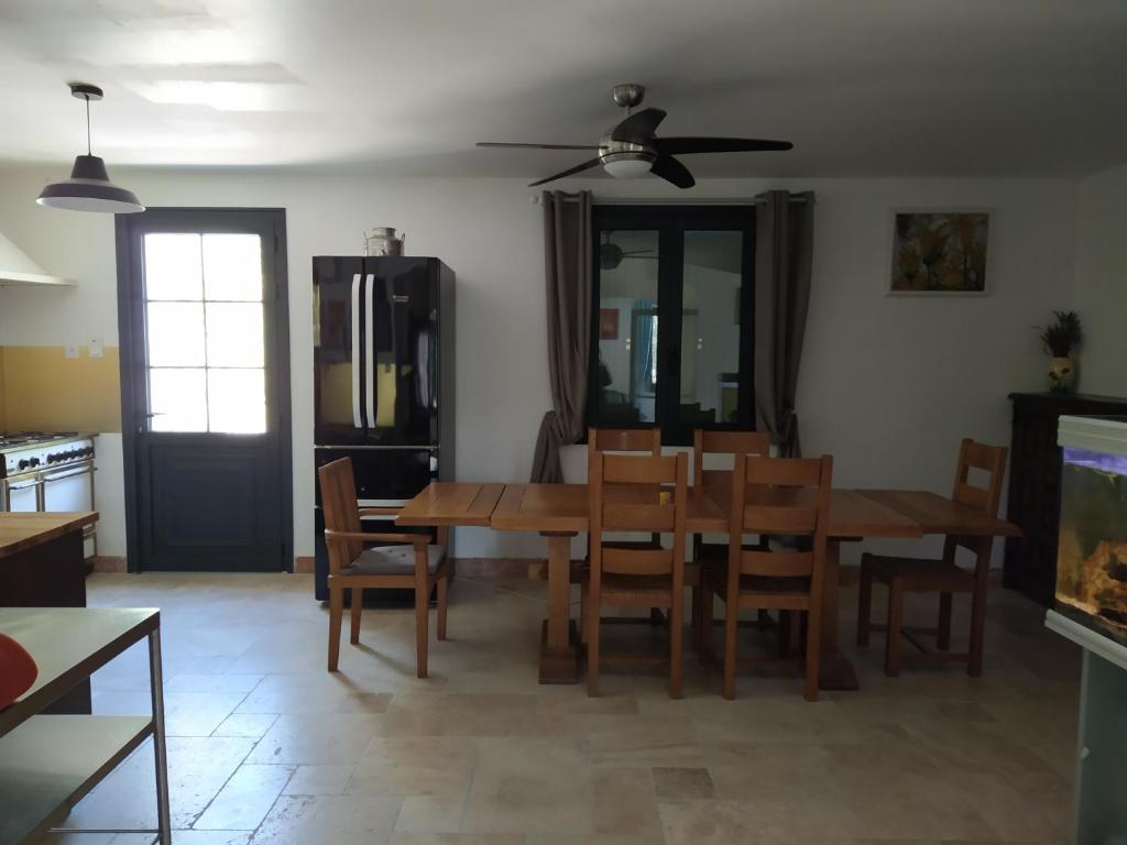 a kitchen and dining room with a table and chairs at Grand appartement en face du village in Moustiers-Sainte-Marie