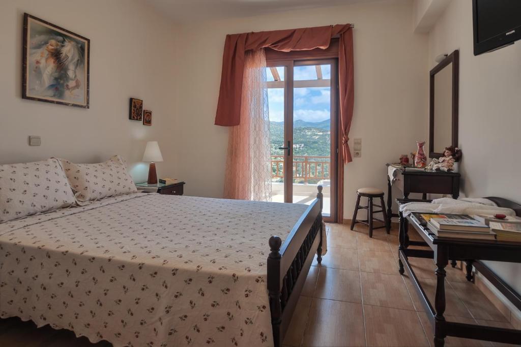 Postel nebo postele na pokoji v ubytování Triopetra Luxury Villas Fournou Lago