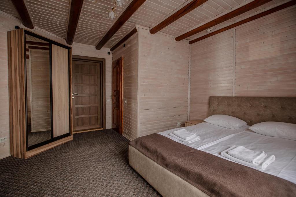 Postel nebo postele na pokoji v ubytování Dovbushanka Hotel