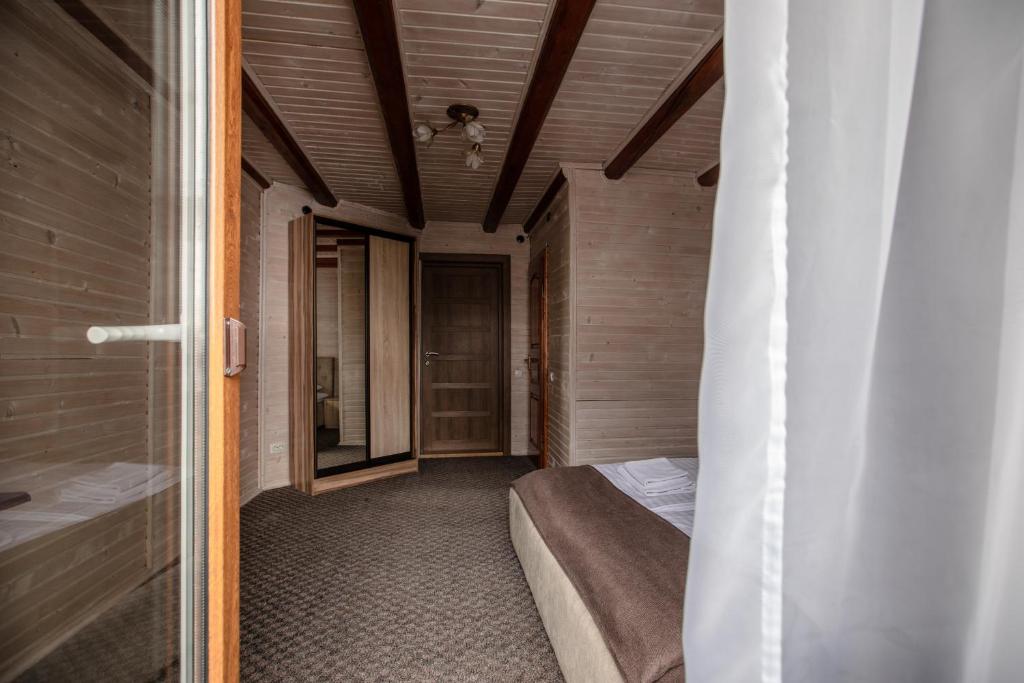 Postel nebo postele na pokoji v ubytování Dovbushanka Hotel