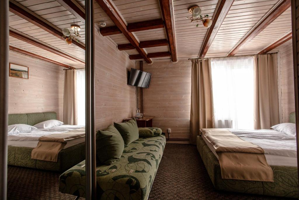 Postel nebo postele na pokoji v ubytování Dovbushanka Hotel