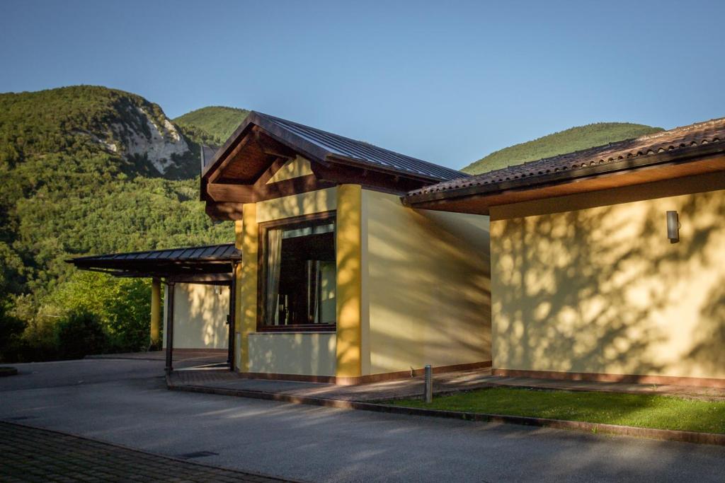 Nespecifikovaný výhled na hory nebo výhled na hory při pohledu z hotelu