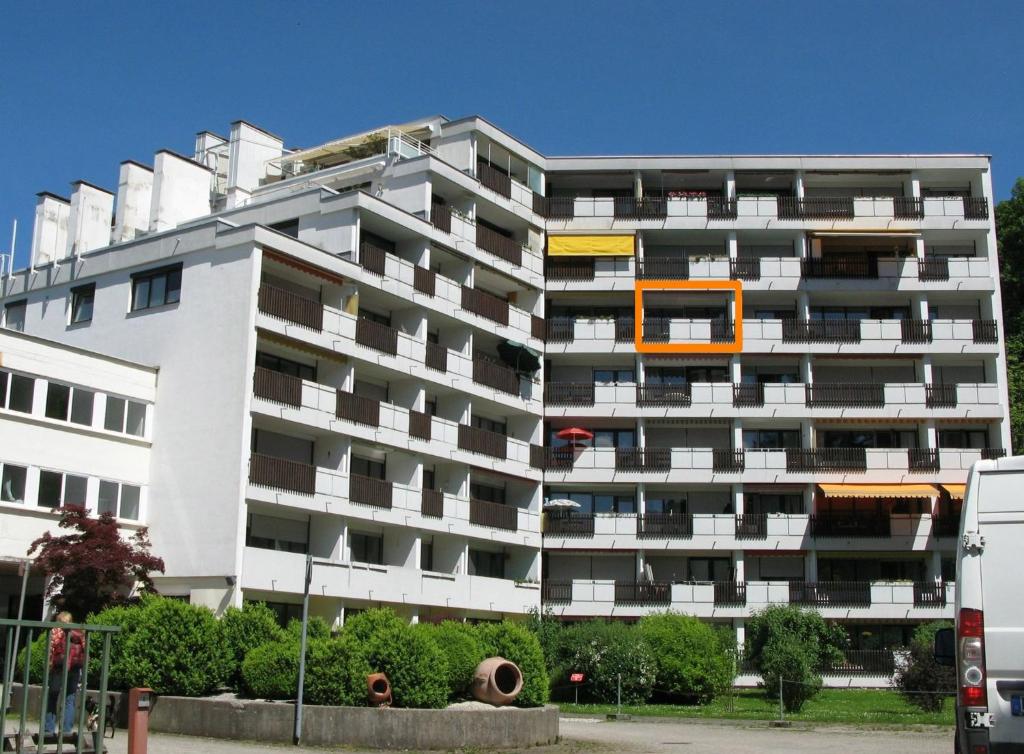 a white apartment building with an orange window at Ferienwohnung Zabel Appartement 5121 in Bad Reichenhall