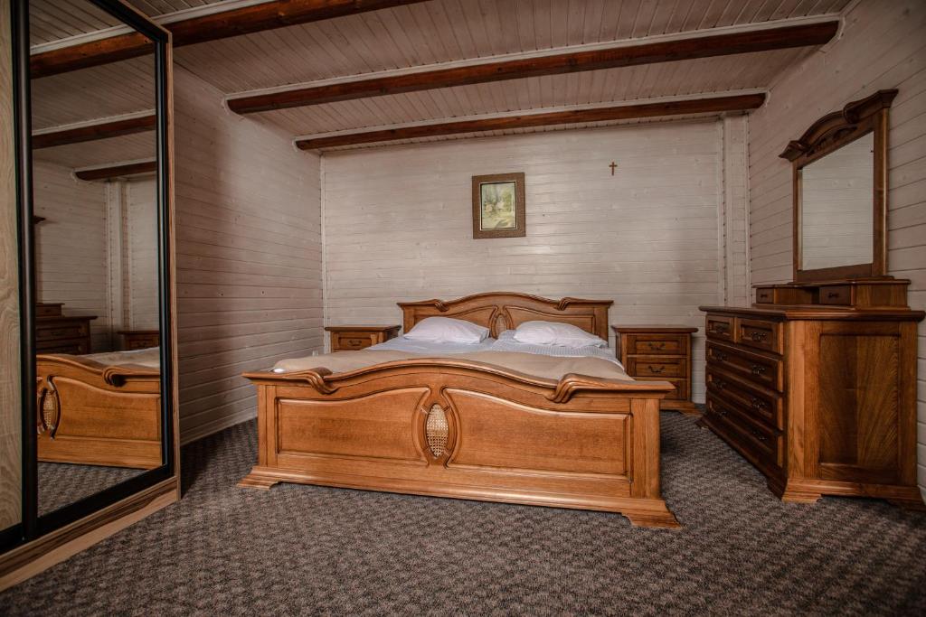 Postel nebo postele na pokoji v ubytování Dovbushanka Hotel