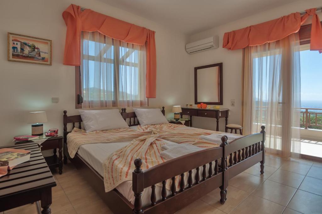 Postel nebo postele na pokoji v ubytování Triopetra Luxury Villas Fournou Lago