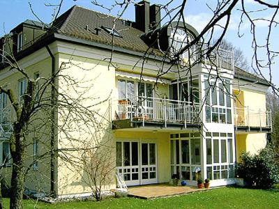 Una gran casa amarilla con un balcón en la parte superior. en Ferienwohnung Birner en Bad Reichenhall