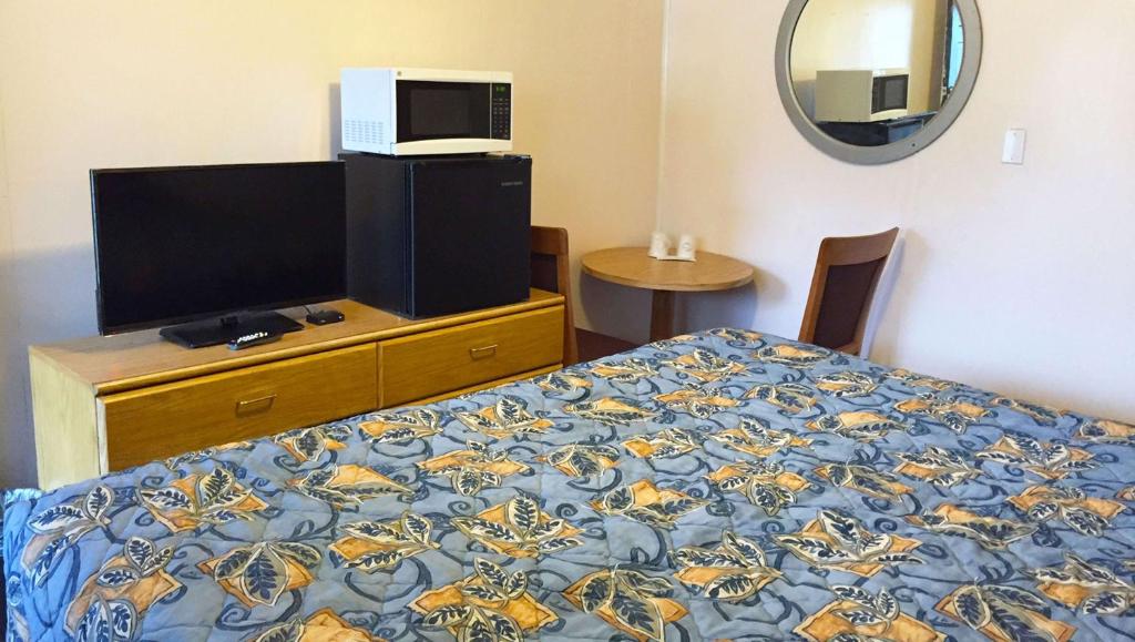 TV a/nebo společenská místnost v ubytování Country Place Inn and Suites White Haven