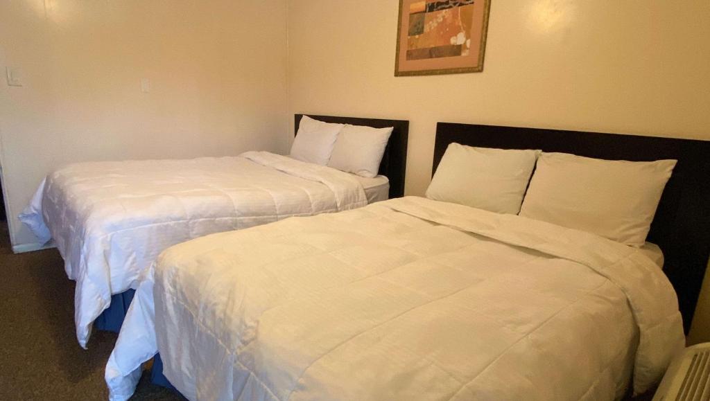 Postel nebo postele na pokoji v ubytování Country Place Inn and Suites White Haven