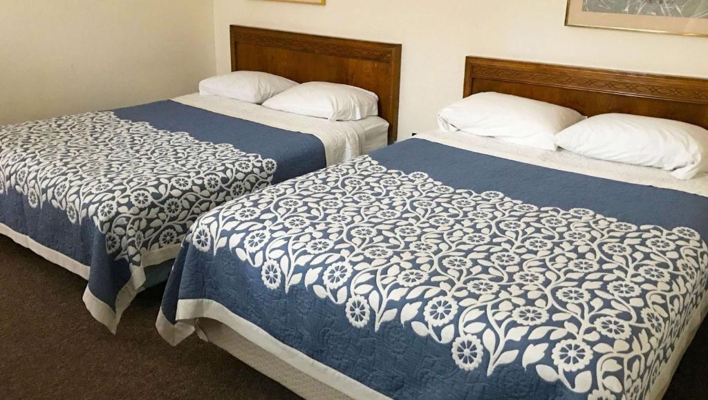 Postel nebo postele na pokoji v ubytování Country Place Inn and Suites White Haven
