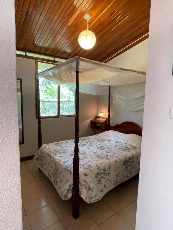 Postel nebo postele na pokoji v ubytování Finca Isla Rainforest Retreat