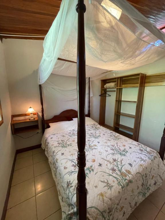 Postel nebo postele na pokoji v ubytování Finca Isla Rainforest Retreat
