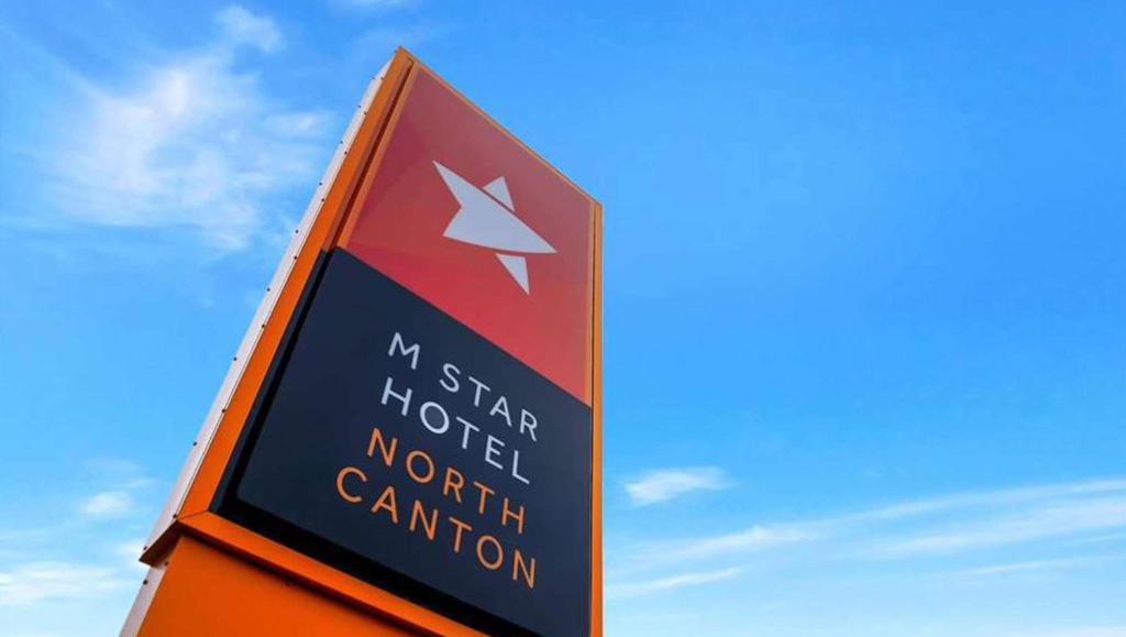 um sinal para um motel de rua Cantão Norte em M Star North Canton - Hall of Fame em North Canton