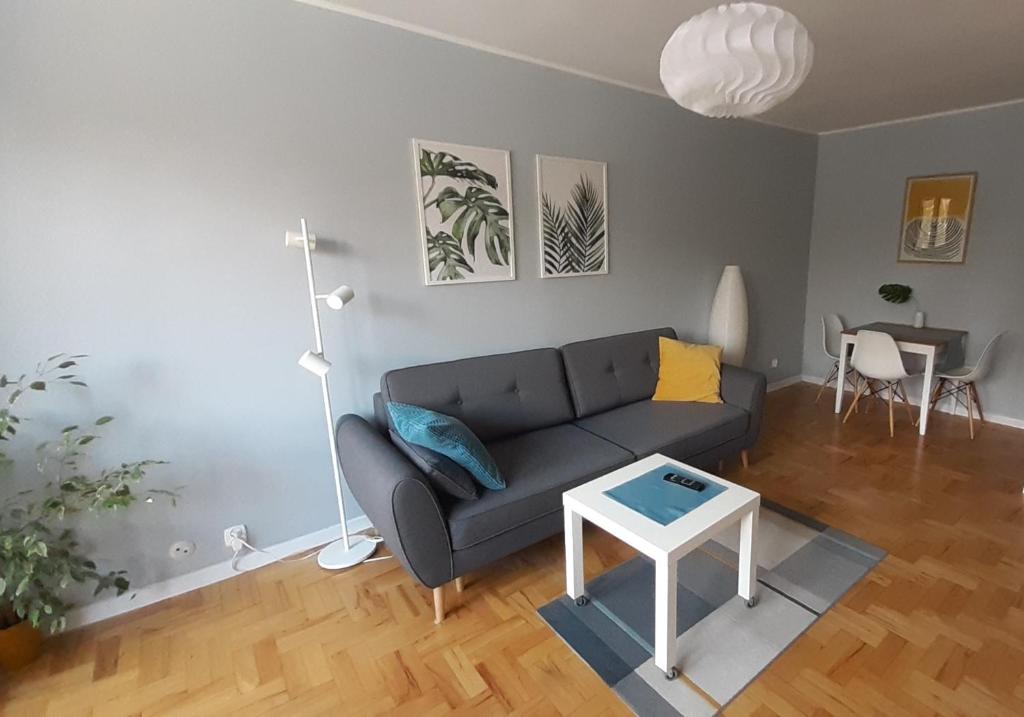 sala de estar con sofá y mesa en Apartament Pod Lasem, en Gdansk
