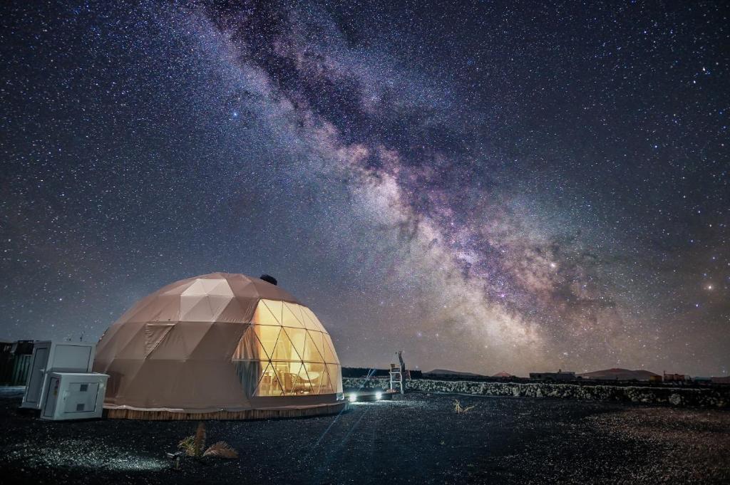 uma grande tenda cúpula sob a Via Láctea em Eslanzarote Luxurious Eco Dome Experience em Teguise